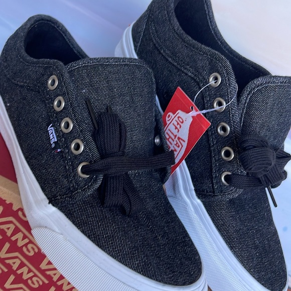 Vans WMNS Chukka Low (Denim) Black/Pewter/White
VN0A38CGRY8
Sneakers - Picture 8 of 16